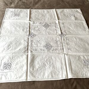 NWOT Embroidered and Crocheted Tea Size Tablecloth and 6 Napkins